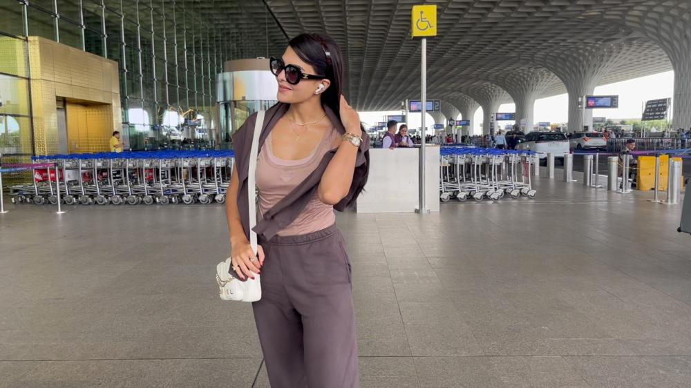 jacqueline-fernandez-was-spotted-at-the-airport-flying-out-of-mumbai